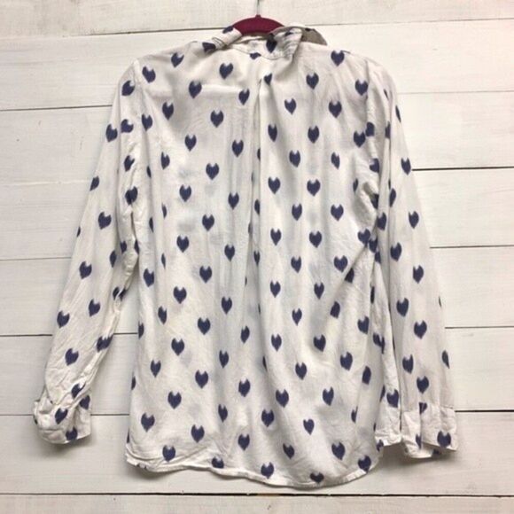 JUST LIVING | white &navy blue heart button up size medium - Picture 4 of 5